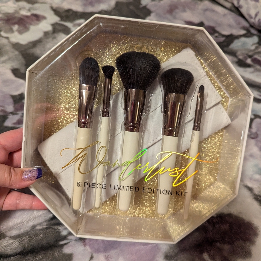 White Male Up Brush Gift Set